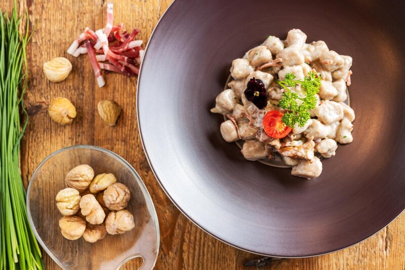 Gnocchi di castagne con speck e finferli