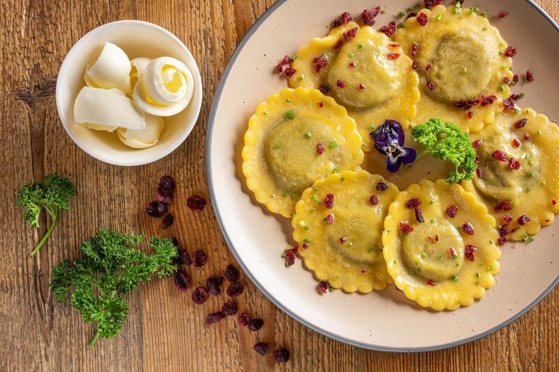 Tortelloni di capriolo burro e salvia con polvere 