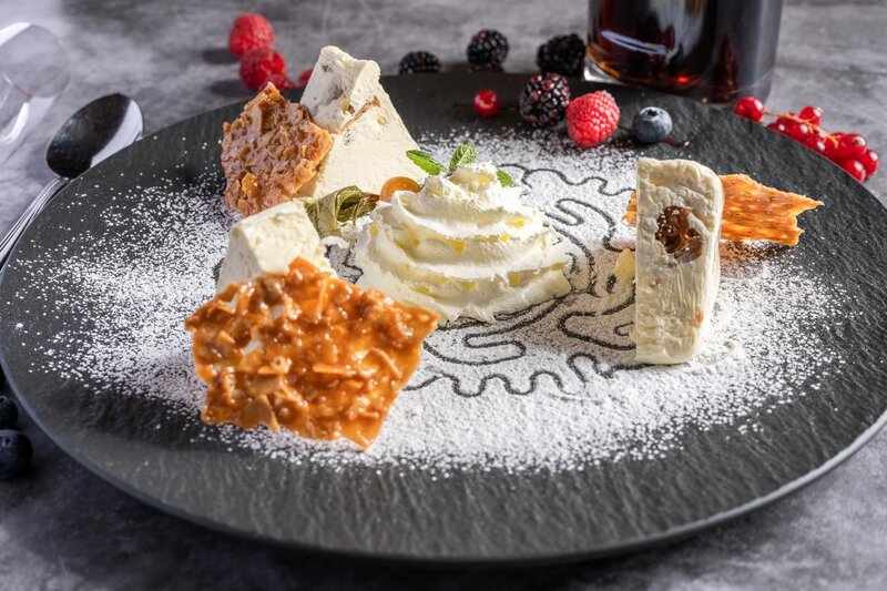 Semifreddo alla grappa e miele con croccante alla 