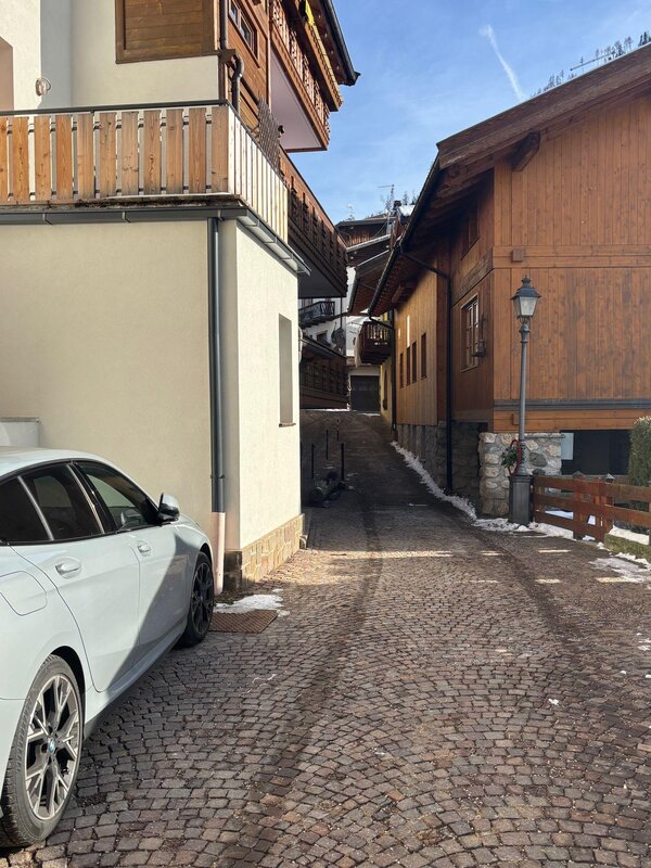 Non-exclusive parking on the left and right