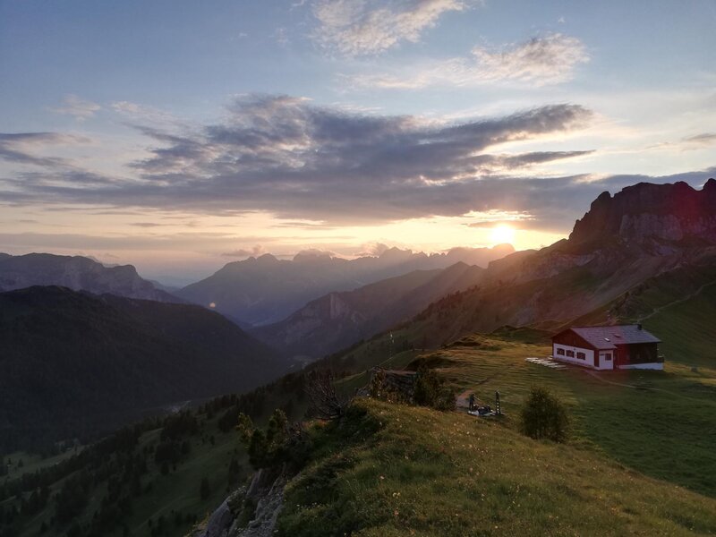 Rifugio-Passo-San-Nicolo-Val-di-Fassa_estate