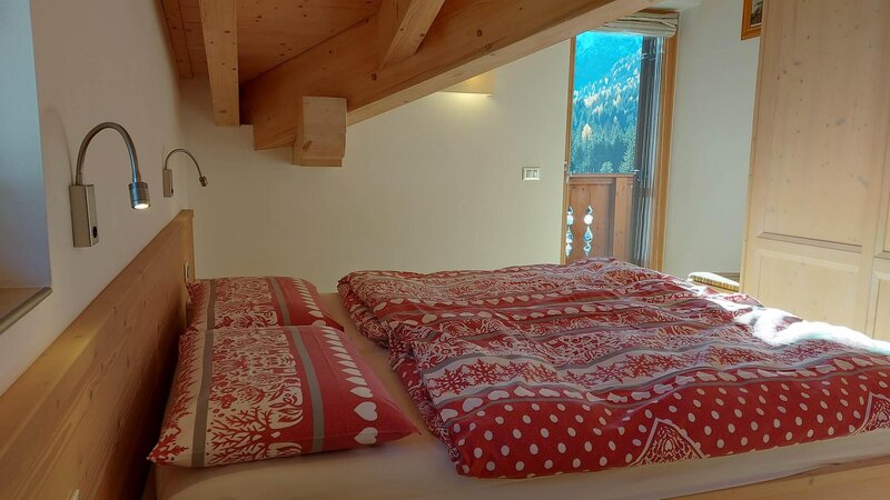 Schlafzimmer mit Doppelbett