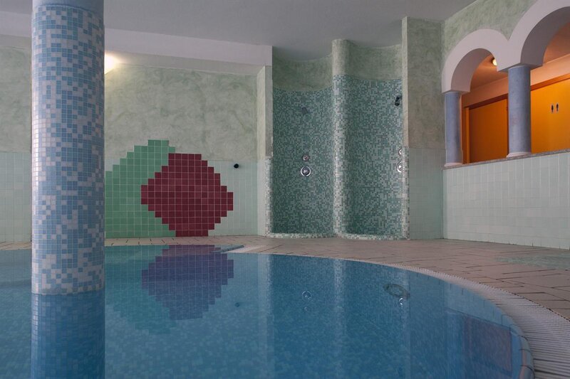 Piscina con docce
