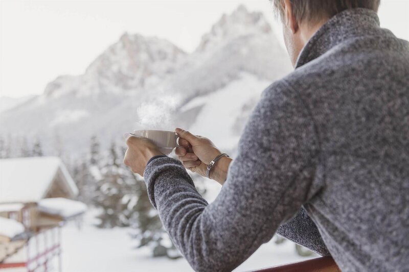 Un caffè sul balcone con vista