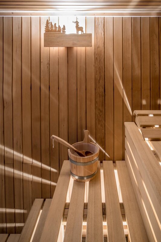 particolare sauna con lampada cervi