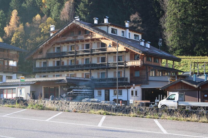 VISTA CASA ESTERNA DA LATO STRADA