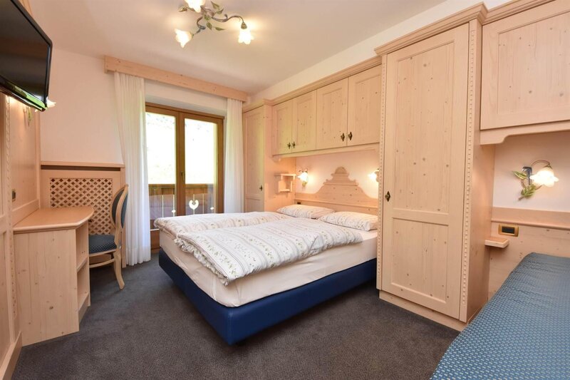 Room with 2/3 beds