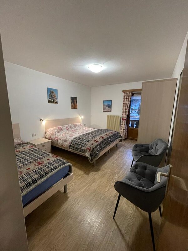 double bedroom with single bed