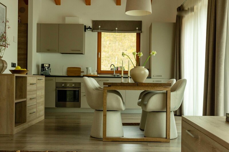 cucina e tavolo da pranzo