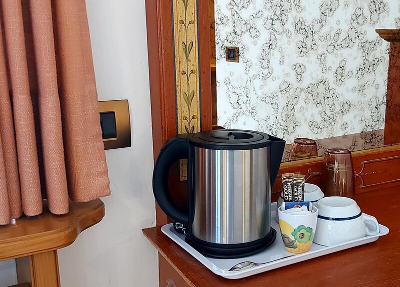 Hot water kettle for tea/coffee