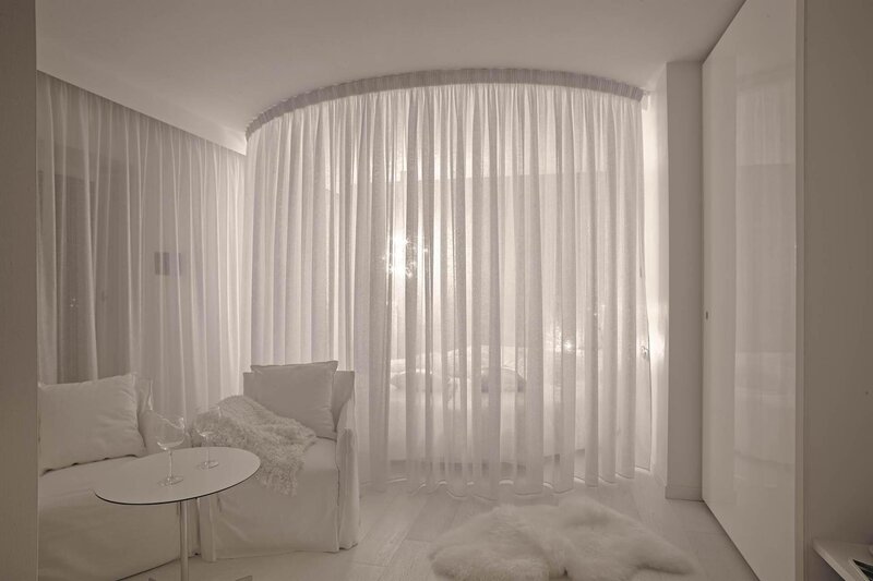 New York - white room