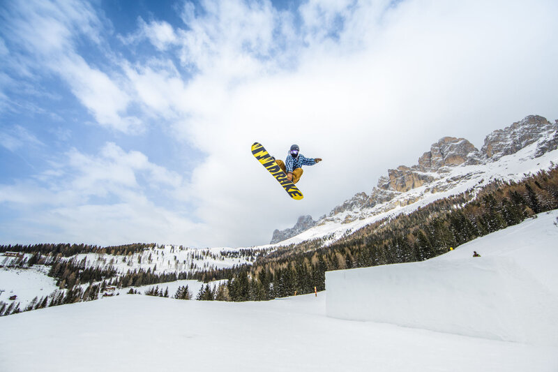 Snowboarder allo snowpark Carezza