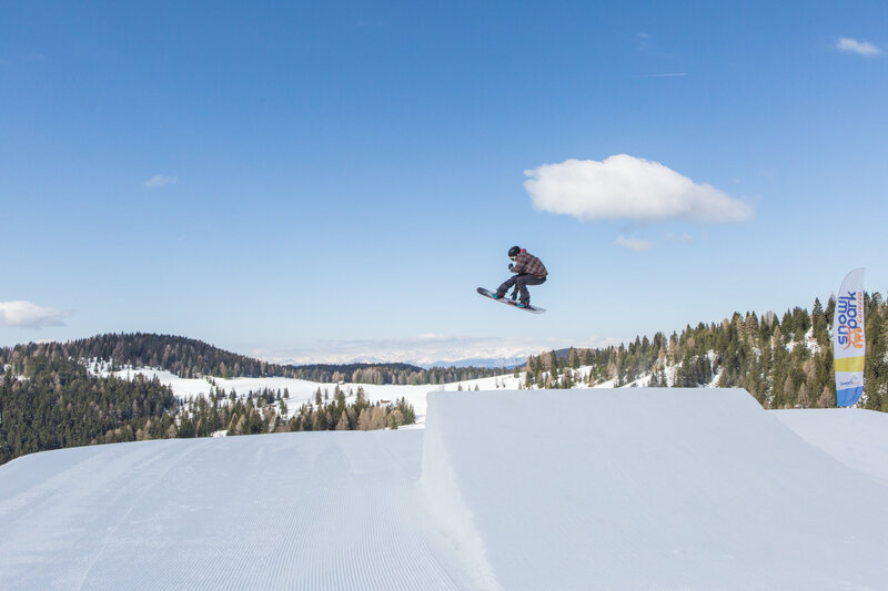Content Dam Org 3 Images Full Rights Snowpark Carezza Snowpark Snowpark Carezza Snowboarder High Jump