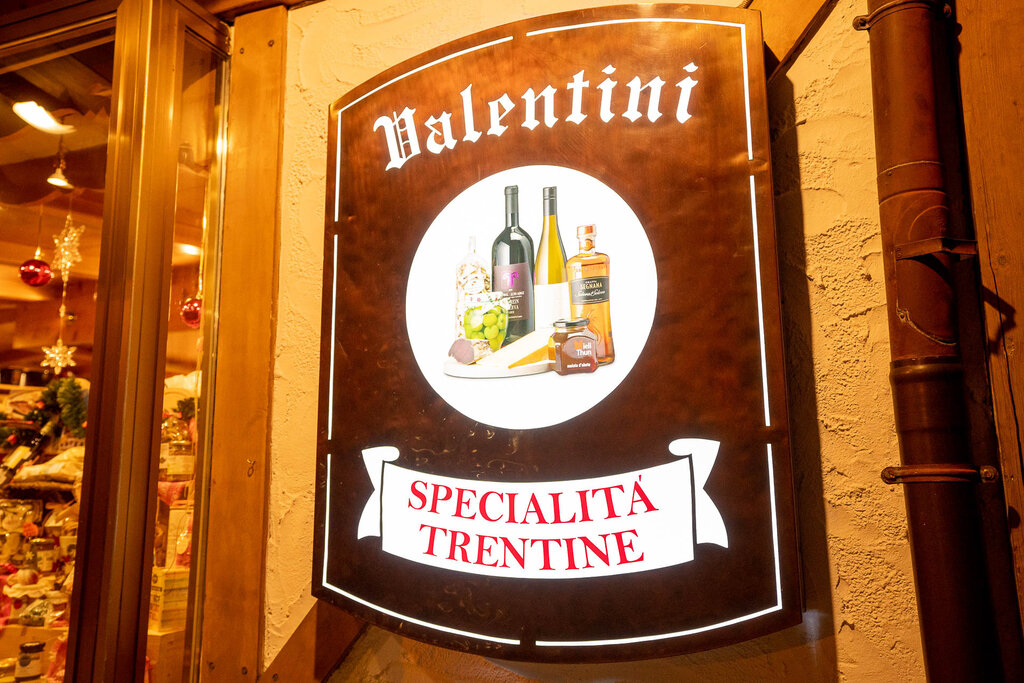 Content Dam Org 3 Images Full Rights Shopping Enoteca Valentini Prodotti Tipici Enoteca Valentini Prodotti Tipici Canazei Archivio Apt Val Di Fassa Mrizzi 02