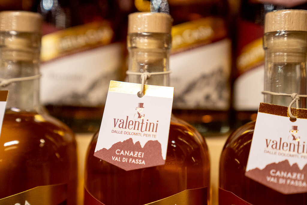 Content Dam Org 3 Images Full Rights Shopping Enoteca Valentini Prodotti Tipici Enoteca Valentini Prodotti Tipici Canazei Archivio Apt Val Di Fassa Mrizzi 04
