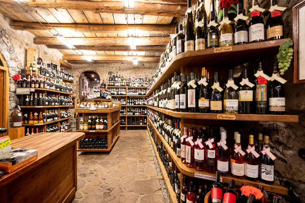 Content Dam Org 3 Images Full Rights Shopping Enoteca Valentini Prodotti Tipici Enoteca Valentini Prodotti Tipici Canazei Archivio Apt Val Di Fassa Mrizzi 07