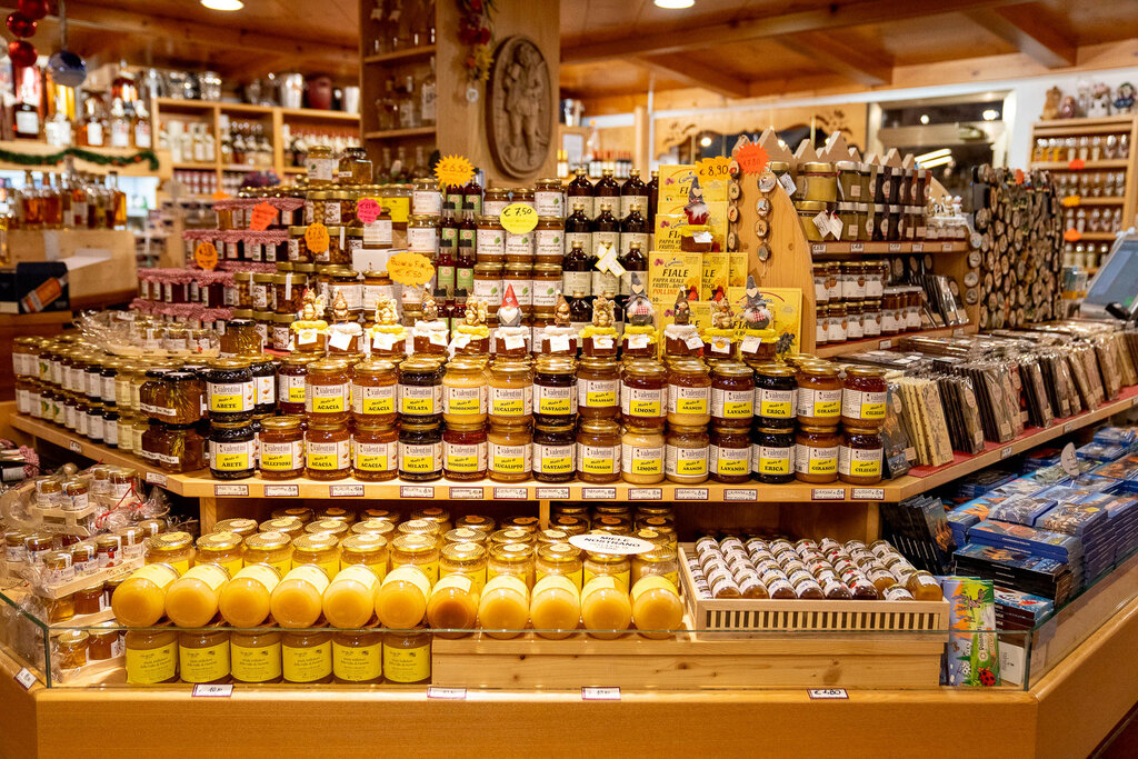 Content Dam Org 3 Images Full Rights Shopping Enoteca Valentini Prodotti Tipici Enoteca Valentini Prodotti Tipici Canazei Archivio Apt Val Di Fassa Mrizzi 08