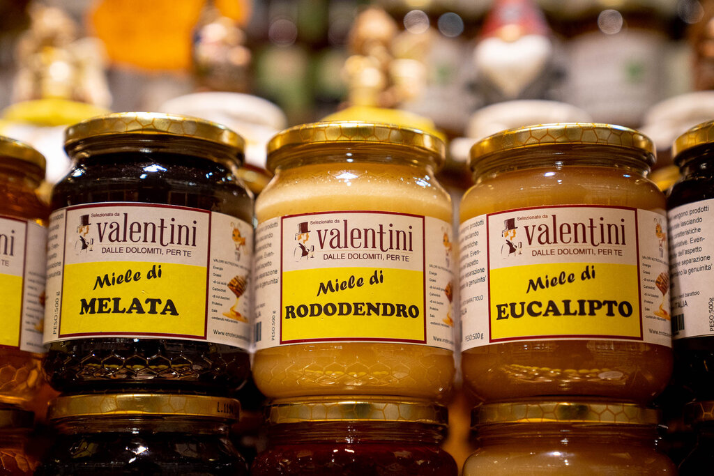 Content Dam Org 3 Images Full Rights Shopping Enoteca Valentini Prodotti Tipici Enoteca Valentini Prodotti Tipici Canazei Archivio Apt Val Di Fassa Mrizzi 09