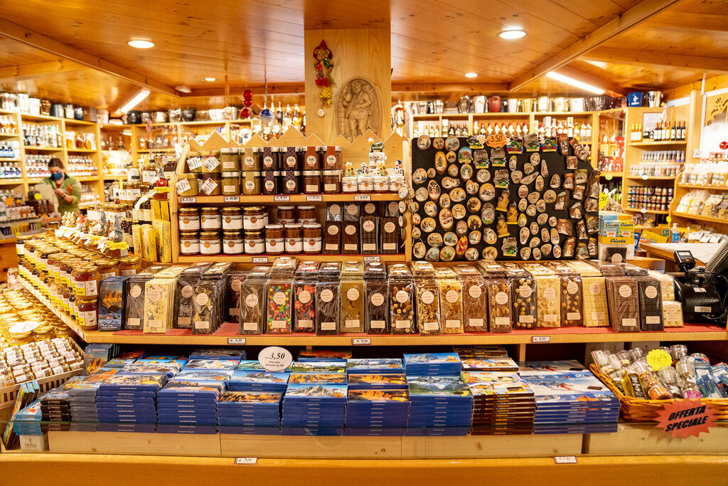 Content Dam Org 3 Images Full Rights Shopping Enoteca Valentini Prodotti Tipici Enoteca Valentini Prodotti Tipici Canazei Archivio Apt Val Di Fassa Mrizzi 14