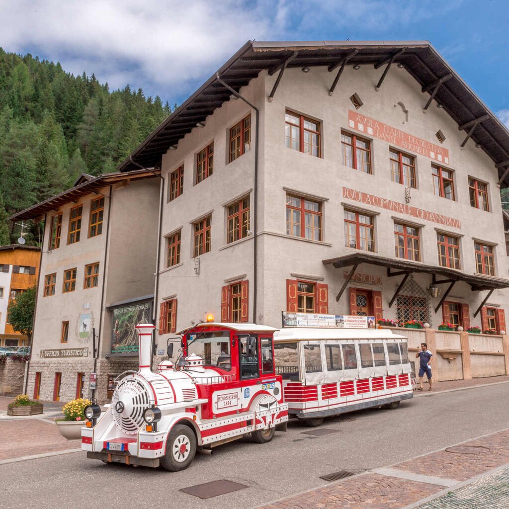 Shuttles And Tourist Trains