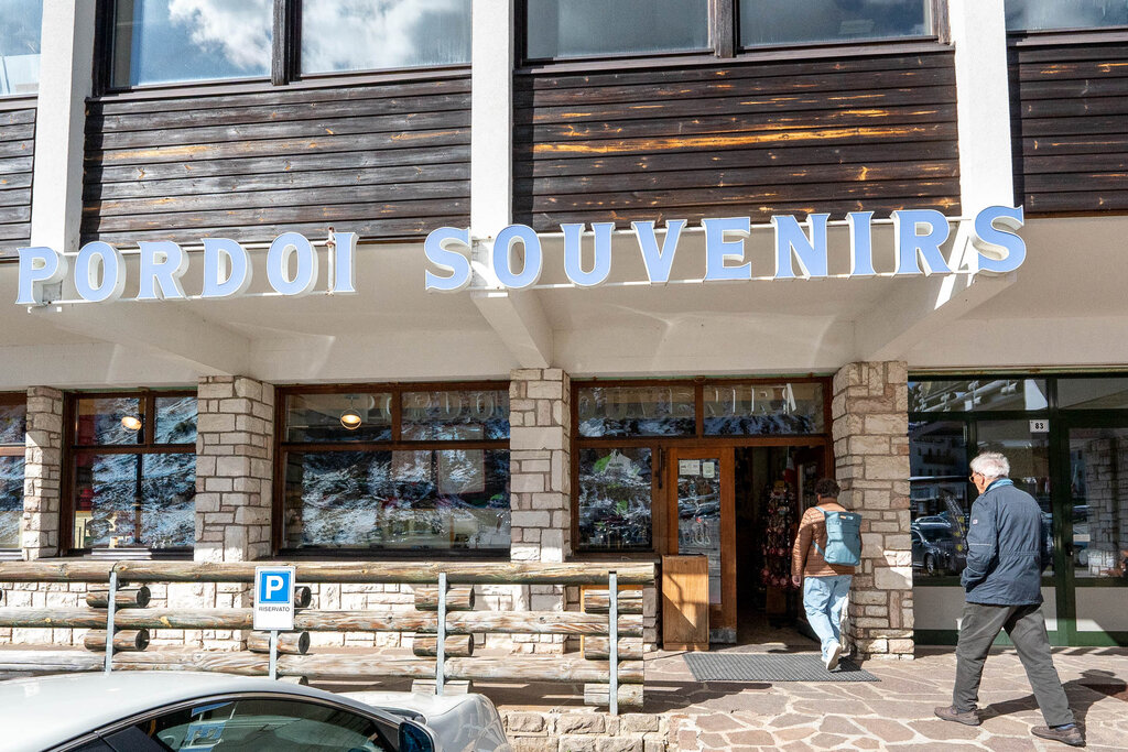 Content Dam Org 3 Images Full Rights Shopping Pordoi Souvenir Passo Pordoi Pordoi Souvenir Passo Pordoi Archivio Apt Val Di Fassa Mrizzi 9
