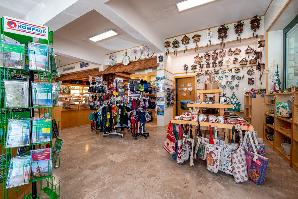 Content Dam Org 3 Images Full Rights Shopping Pordoi Souvenir Passo Pordoi Pordoi Souvenir Passo Pordoi Archivio Apt Val Di Fassa Mrizzi 3