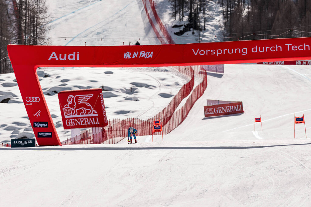 Sciatrice taglia il traguardo sulla pista La VolatA durante la Coppa del Mondo nella Ski Area San Pellegrino
