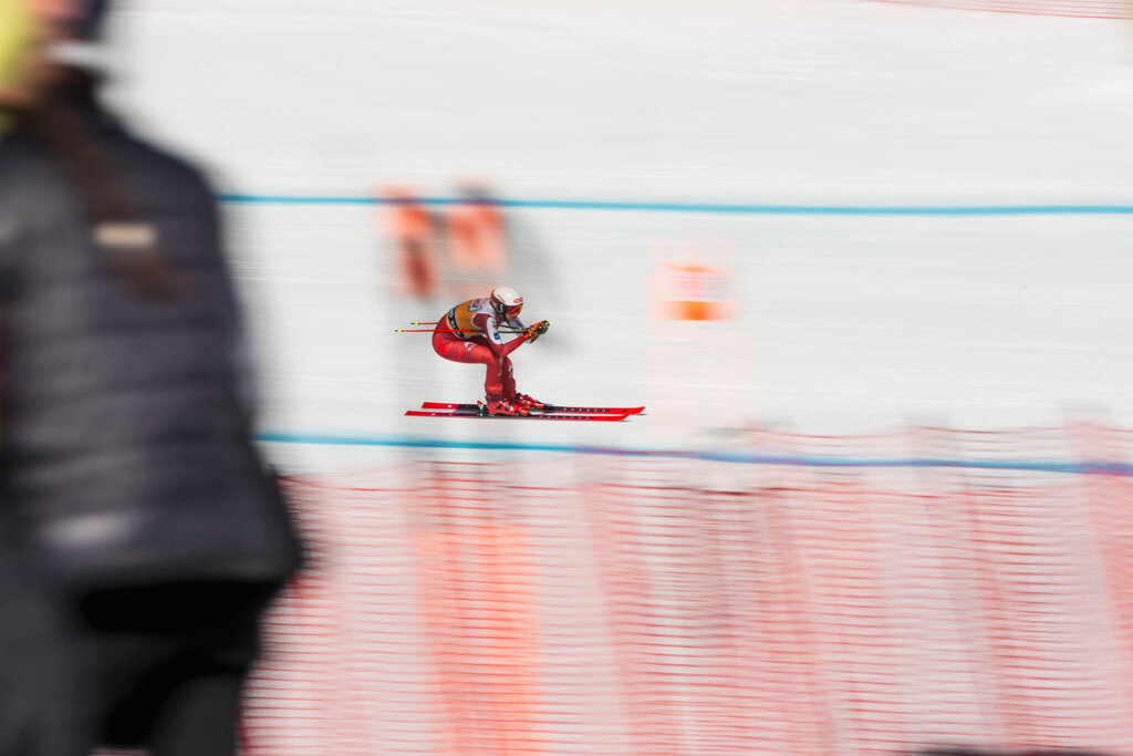 Sciatrice in gara sulla pista La VolatA durante la Coppa del Mondo di sci alpino femminile