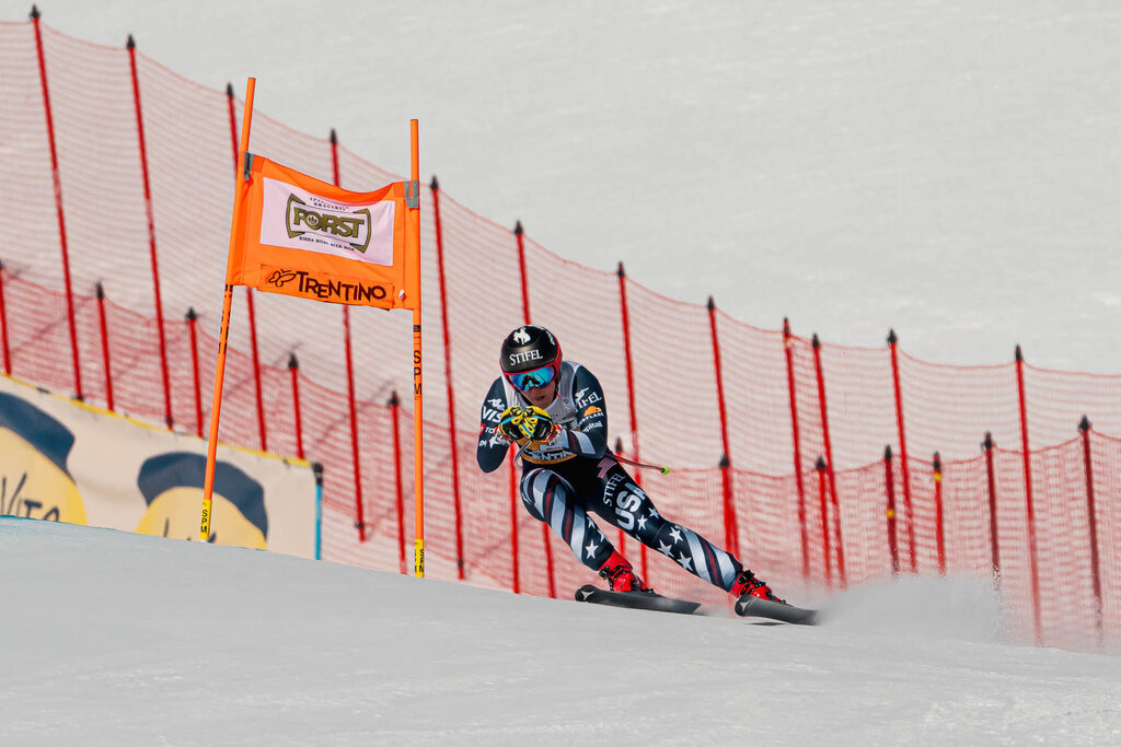 Sciatrice durante una discesa di Coppa del Mondo di sci alpino femminile sulla pista La VolatA