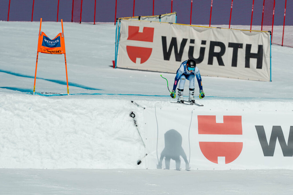 Salto di una sciatrice sulla pista La VolatA al San Pellegrino durante una gara di Coppa del Mondo di sci alpino femminile